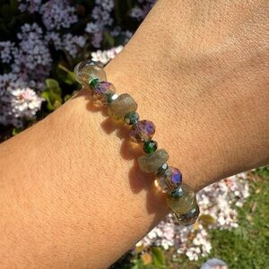 Handmade Green Iridescent Beaded Bracelet with Labradorite